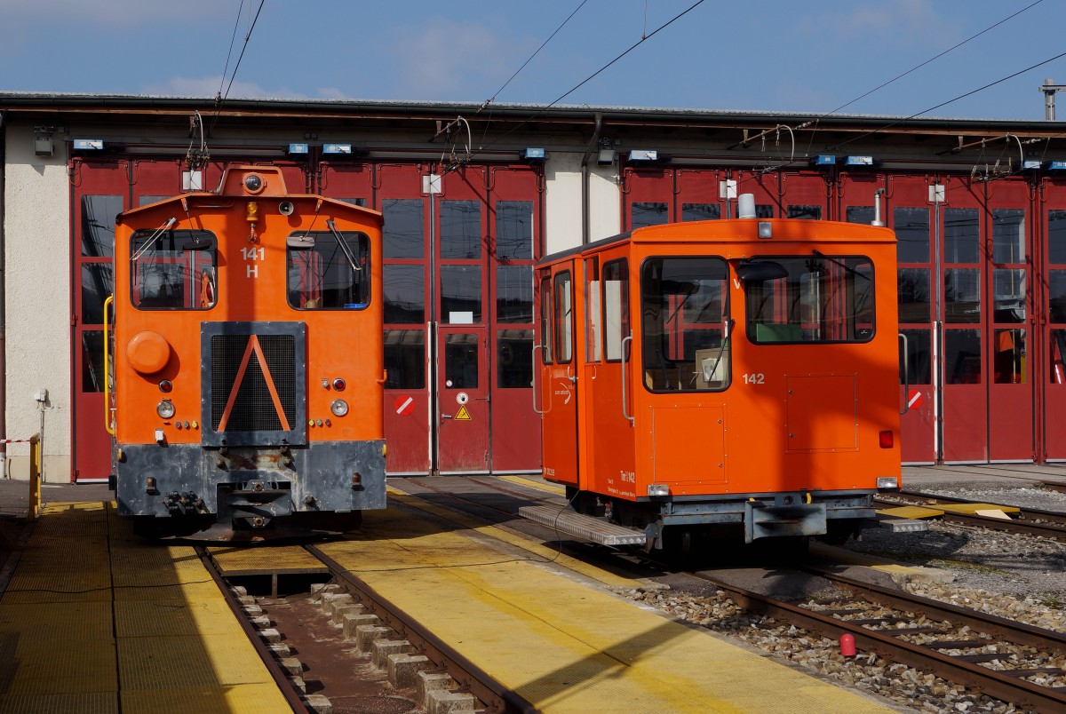 ASm: Die Tm 2/2 142 und 141 warteten am 20. Oktober 2015 vor der Werkstätte Langenthal auf ihre nächsten Einsätze. Während der Tm 2/2 141 im Bahndienst eingesetzt wird, kommt der Tm 2/2 142 in Langenthal noch gelegentlich für Rangierfahrten zu Einsatz.
Foto: Walter Ruetsch
