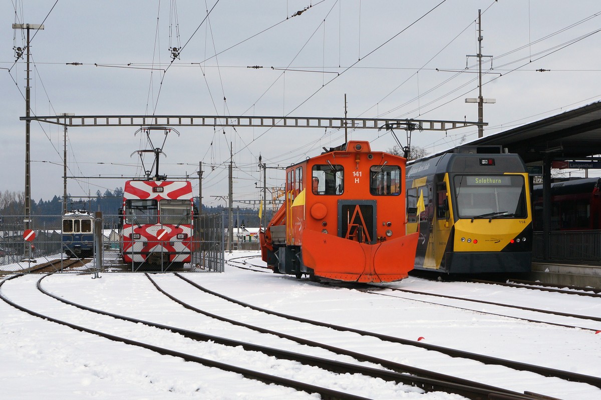 ASm: Farbenvielfalt auf dem Bahnhof Langenthal am 28. Januar 2015. Zusammentreffen von Bre 4/4 116, Be 4/4 14 (ex FW), Tm 2/2 141 mit Schneepflung und Be 4/8 114  STAR .
Foto: Walter Ruetsch 
