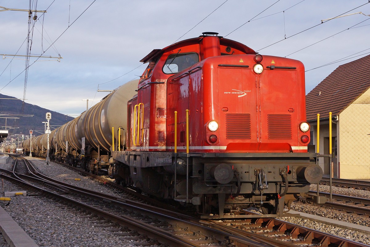 ASm: Güterverkehr auf schmaler und normaler Spur. Kesselwagenzug mit der Em 327 (ex Sersa Am 847 957-8, ex DB 211 215-9 bzw. V 100 1215) in Niederbipp am 13. Januar 2015.
Foto: Walter Ruetsch