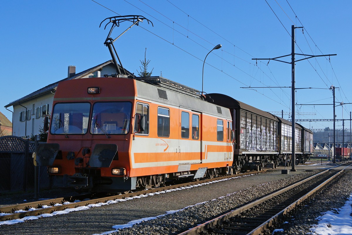 ASm: Güterverkehr auf schmaler und normaler Spur. Rollbockzug mit dem De 4/4 121 in Langenthal am 5. Januar 2015.
Foto: Walter Ruetsch