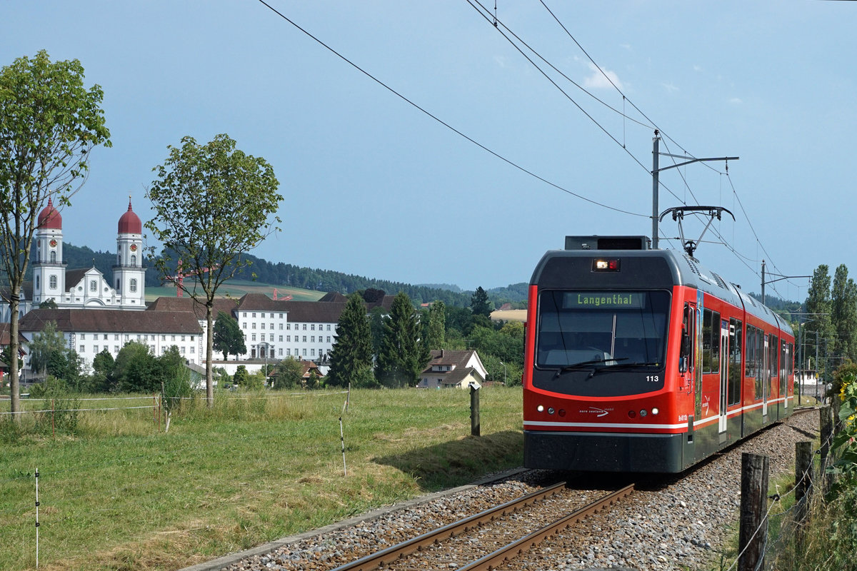 ASm: Kunstdenkmäler entlang der ASm-Strecke Solothurn-Niederbipp-Oensingen-Langenthal-St. Urban, fotografiert am 18. Juli 2017.
Kloster St. Urban mit Be 4/8 113 STAR.
Foto: Walter Ruetsch