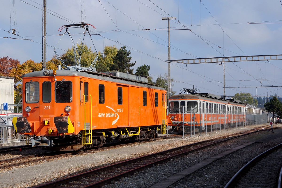 ASm: Nicht gestellte Fahrzeugparade mit dem De 4/4 321 (ehemals SZB) beim Bahnhof Langenthal am 20. Oktober 2015.
Foto: Walter Ruetsch