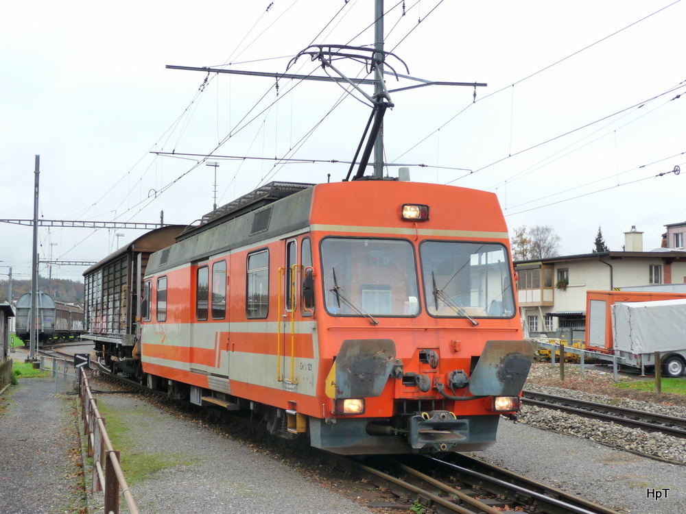 asm Oberaargau - Gütermotorwagen De 4/4 121 mit 1 Güterwagen in Langenthal am 20.11.2013
