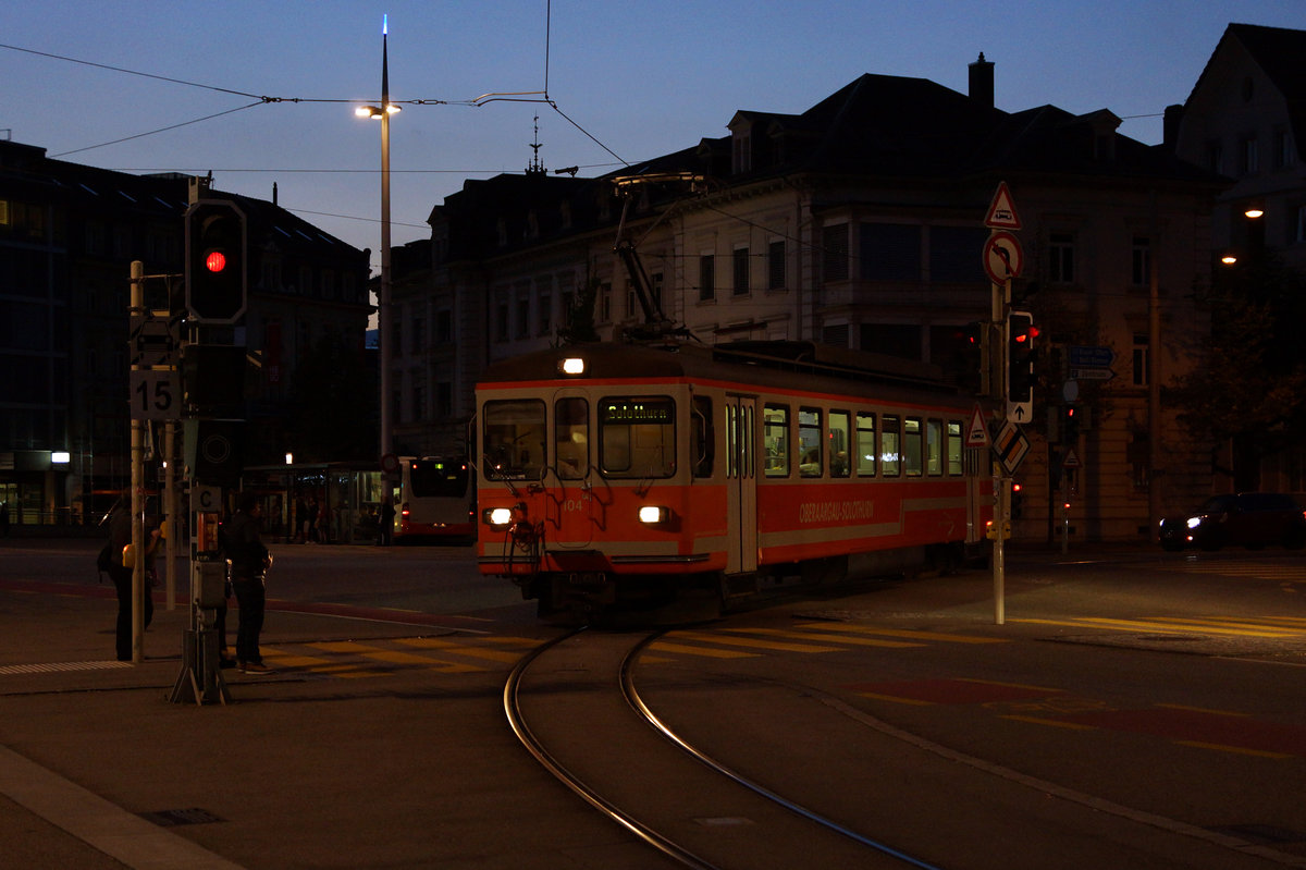ASm: Regionalzug mit dem Be 4/4 104 in der Abenddämmerung  bei Solothurn-HB am 28. September 2016.
Foto: Walter Ruetsch