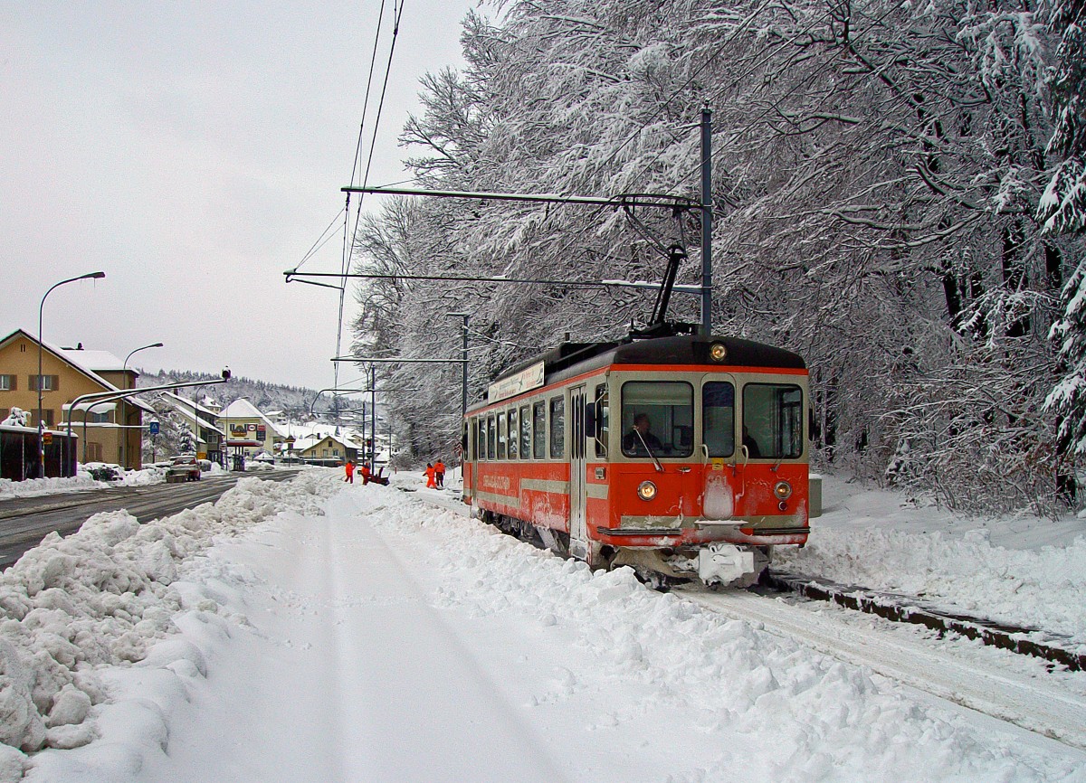 ASm: Regionalzug Niederbipp-Solothurn HB mit Be 4/4 301 (1966) bei einem Zwischenhalt auf der Haltestelle Bei den Weihern am 12. Februar 2005. Wegen sehr starken Schneefällen konnte zur Zeit der Aufnahme nur ein Geleise befahren werden. 
Foto: Walter Ruetsch