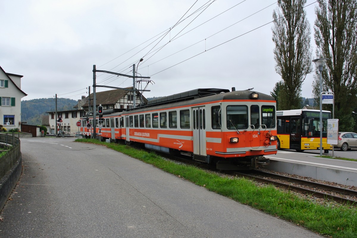 ASM Reservetriebwagen im Einsatz: Be 4/4 104+103 bei Einfahrt in St. Urban, 27.10.2014.