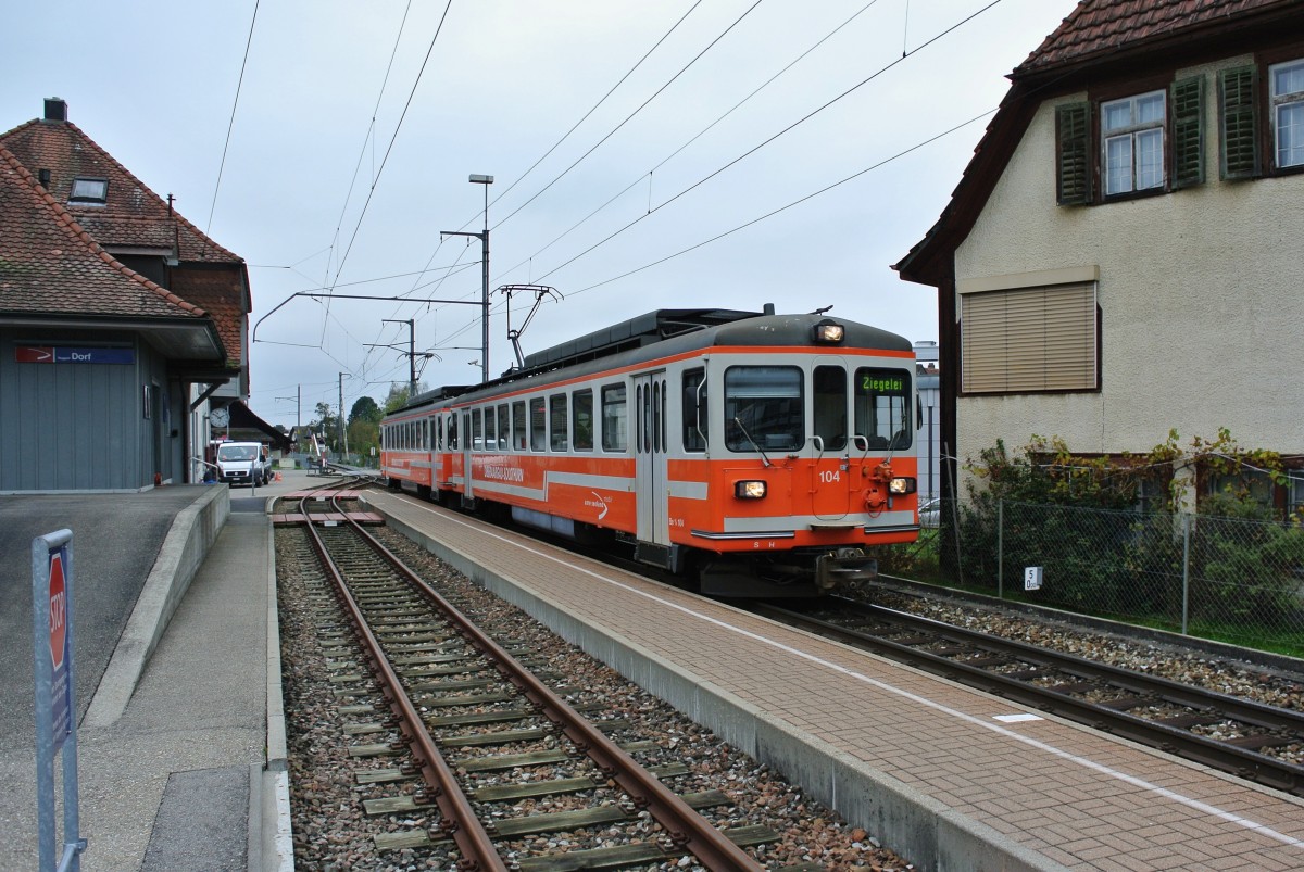 ASM Reservetriebwagen im Einsatz: Be 4/4 104+103 in Roggwil Dorf, 27.10.2014.
