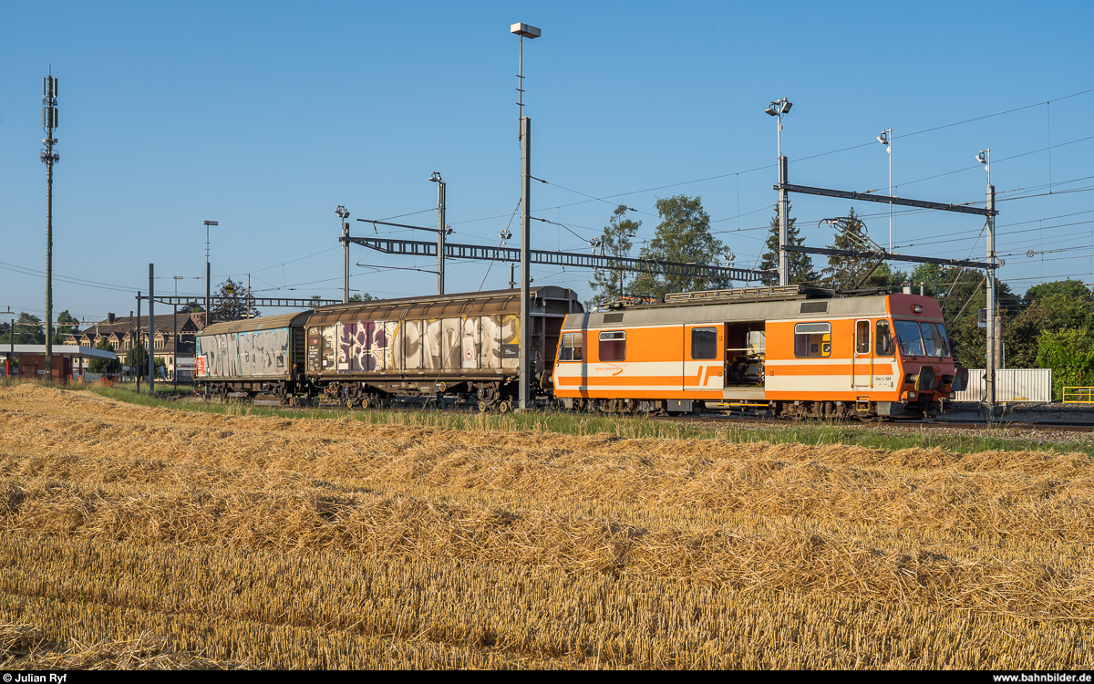 ASm-Rollbockbetrieb in Langenthal am 24. Juli 2019. Werktäglich fahren bis zu drei Zugspaare von der Güteranlage der ASm in die Industrie zu verschiedenen Anschlussgleisen. Die längste Strecke beträgt dabei ca. 1.5 km zum Anschlussgleis von Coop.<br>
Mit zwei Güterwagen für Coop ist der Zug mit dem De 4/4 121 abfahrbereit.