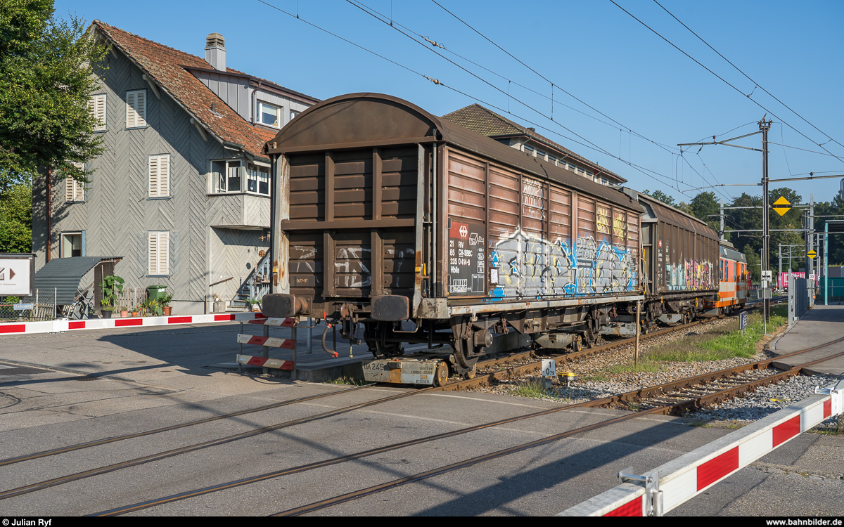 ASm-Rollbockbetrieb in Langenthal am 24. Juli 2019. Werktäglich fahren bis zu drei Zugspaare von der Güteranlage der ASm in die Industrie zu verschiedenen Anschlussgleisen. Die längste Strecke beträgt dabei ca. 1.5 km zum Anschlussgleis von Coop.<br>
Zwei Güterwagen wurden bei Coop zugestellt und zwei andere wieder abgeführt. Diese werden mit dem De 4/4 121 zum Bahnhof Langenthal geschoben, hier bei der Durchfahrt der Haltestelle Langenthal Gaswerk.