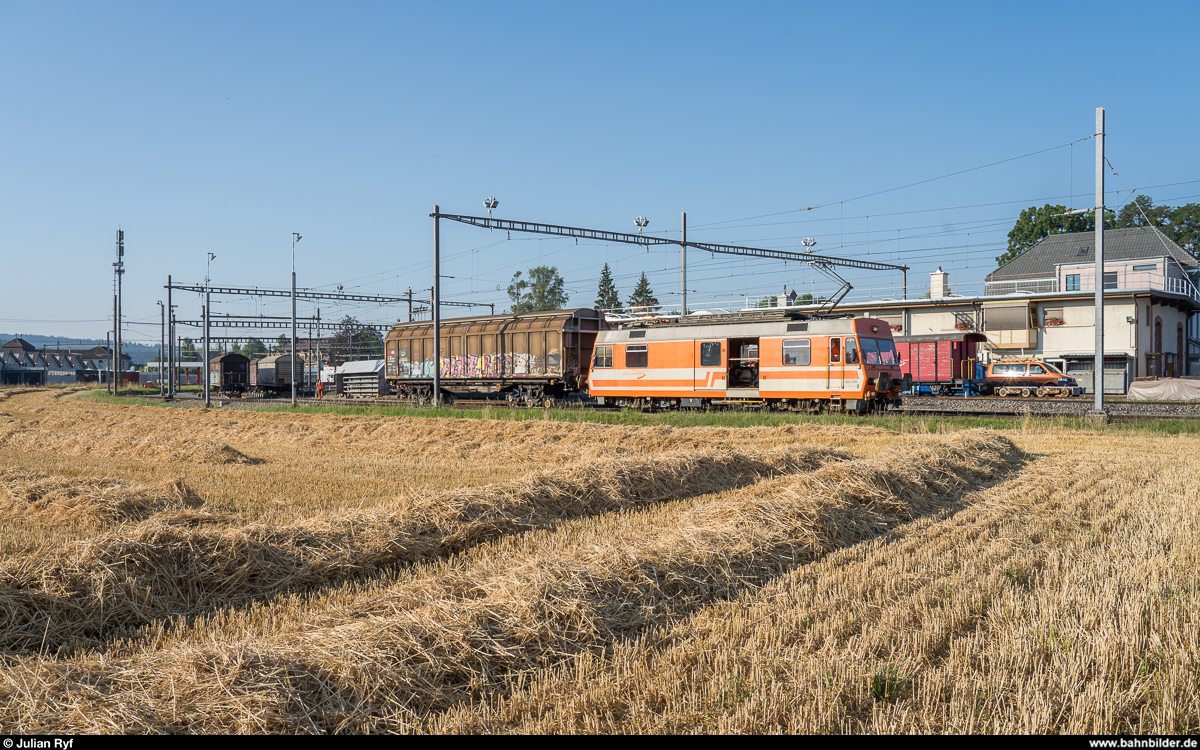 ASm-Rollbockbetrieb in Langenthal am 24. Juli 2019. Werktäglich fahren bis zu drei Zugspaare von der Güteranlage der ASm in die Industrie zu verschiedenen Anschlussgleisen. Die längste Strecke beträgt dabei ca. 1.5 km zum Anschlussgleis von Coop.<br>
Der De 4/4 121 rangiert in der Güteranlage beim Bahnhof Langenthal.