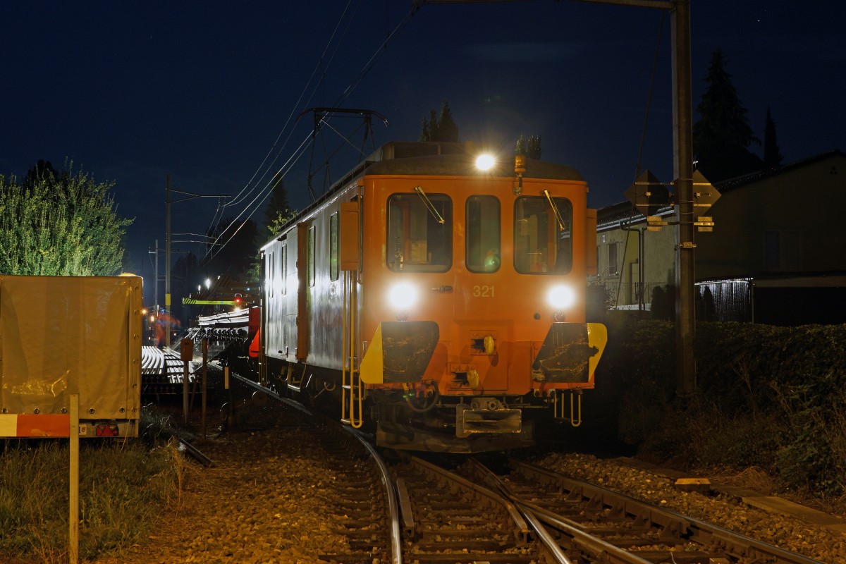 ASm: Schienentransport nach Betriebsschluss in der Nacht vom 31. August auf den 1. September 2015 bei Langenthal mit dem sehr selten im Einsatz stehenden De 4/4 321 (ehemals SNB/SZB).
Foto: Walter Ruetsch