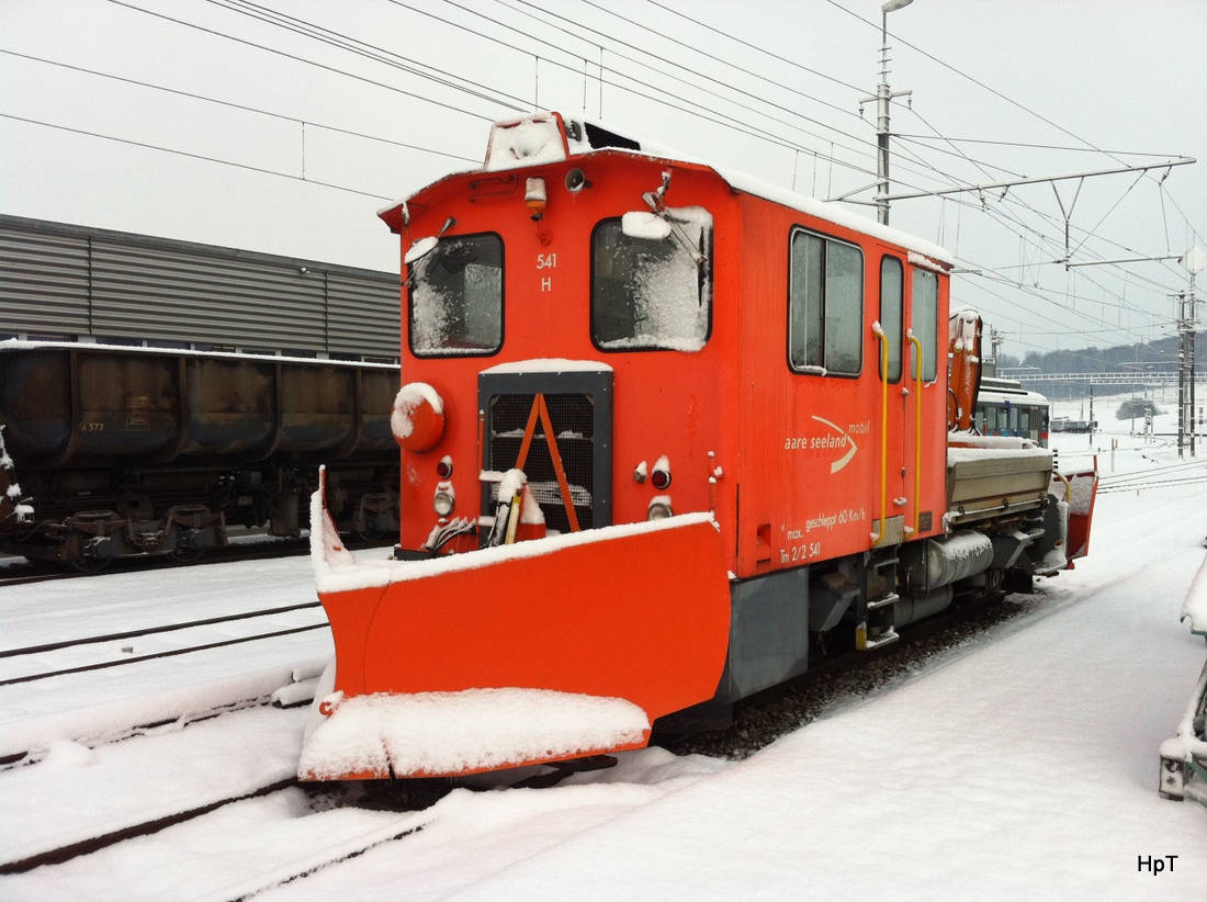 asm Seeland - Baudienst Tm 2/2 541 mit Schneepflügen im Bahnhof Siselen am 30.12.2014