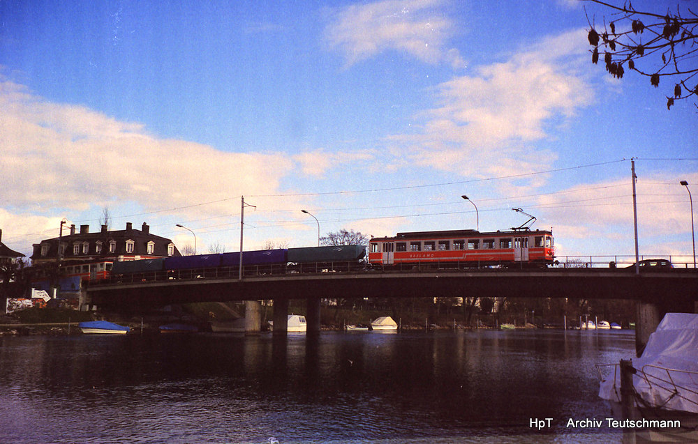 asm Seeland  - Be 4/4  523 + 4 Kieswagen Leer und am Schluss der Triebwagen Be 4/4  524 in Nidau auf der Aarekanalbrücke am 30.04.2001