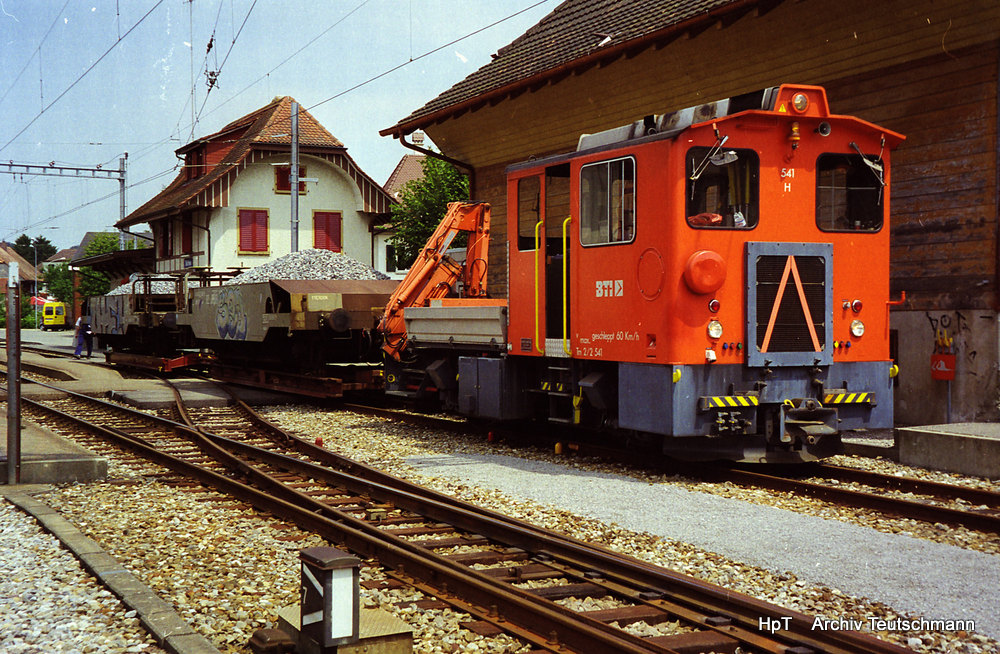 asm Seeland - Tm 2/2  541 mit 2 Beladen Rollschemell im Bahnhof Täuffelen am 19.10.1999