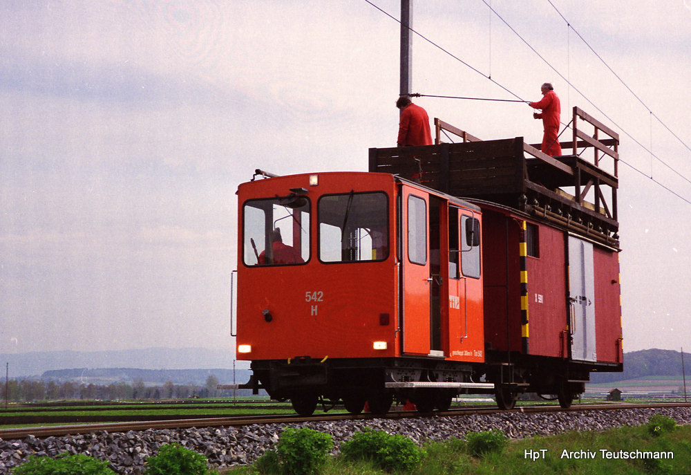 asm Seeland - Tm 2/2  542 mit Montagewagen X 591 auf der Strecke zwischen Finsterhennen und Brüttelen am 04.10.2000  .. Archiv Teutschmann