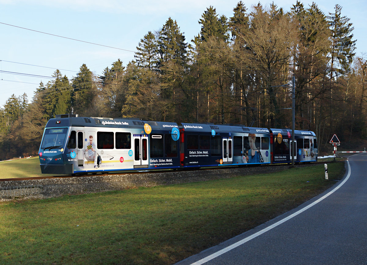 ASm: Seit dem 1. Februar 2017 ist auf der ASm der STAR Be 4/8 114 als neuer Werbetriebzug im Einsatz. Abgelichtet wurde er am 1. Februar 2017 zwischen Niederbipp und Bannwil auf der Fahrt nach Langenthal.
Foto: Walter Ruetsch 