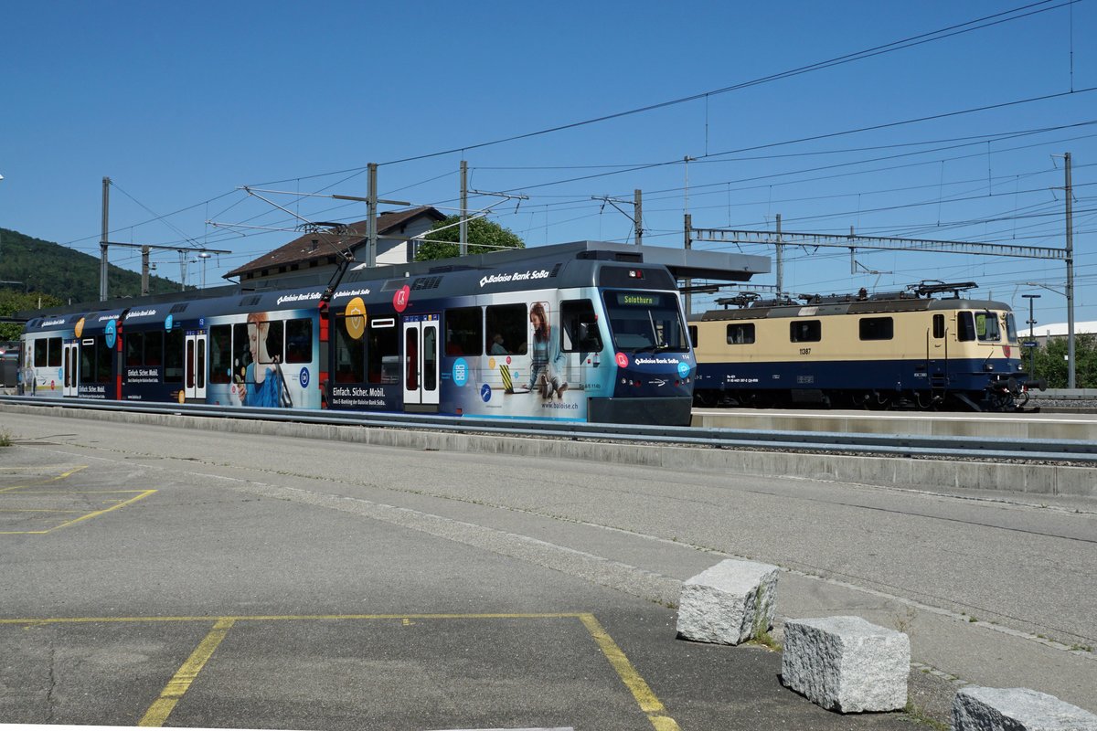 ASm STAR Be 4/8 114 mit dem Werbeanstrich der Baloise Bank SoBa.
Noch am Sonntag den 12. Juli 2020 fotografierte ich den einzigen Werbetriebwagen der ASm Flotte Langenthal in Oensingen neben der IRSI Re 421 387-2 im besten Licht.
Bereits zwei Tage später ist der Triebzug 114 am Dienstag den 14. Juli 2020 in Aarwangen bei einer Kollision mit einem Lastenzug sehr stark beschädigt worden. 
Foto: Walter Ruetsch 