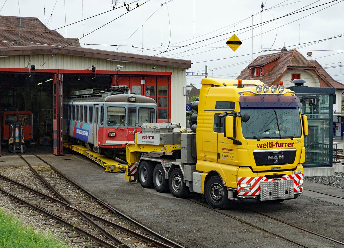 ASm: Vom Oberaargau zurück im Seeland am 1. September 2017.
Nachdem der Schwertransport von Langenthal in Täuffelen angekommen war, erfolgte der sofortige Ablad des Be 4/4 304. 
Mit dem sehr gut eingespielten Team ging das sehr schnell.
Foto: Walter Ruetsch