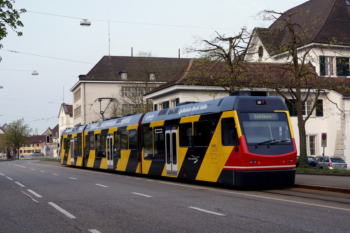 ASm: Wegen einem Crash mit einem Personenwagen in Feldbrunnen, stand der Be 4/8 114 während 5 Tagen mit einem  roten Gesicht  im Plandienst. Die seltene Aufnahme ist am 5. April 2014 in Solothurn Baseltor entstanden. Zur Zeit ist die Vollwerbung für die Baloise Bank So Ba wieder vollständig.
Foto: Walter Ruetsch   