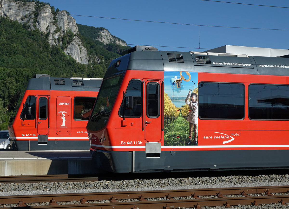 ASm: Werbetriebwagen für Ambassadora Bäse (Schnitzelbankgruppe der Stadt Solothurn) und Vinifuni.
Die beiden STAR'S Be 4/8 111 und Be 4/8 113 in Oensingen am 17. Juli 2017.
Foto: Walter Ruetsch
