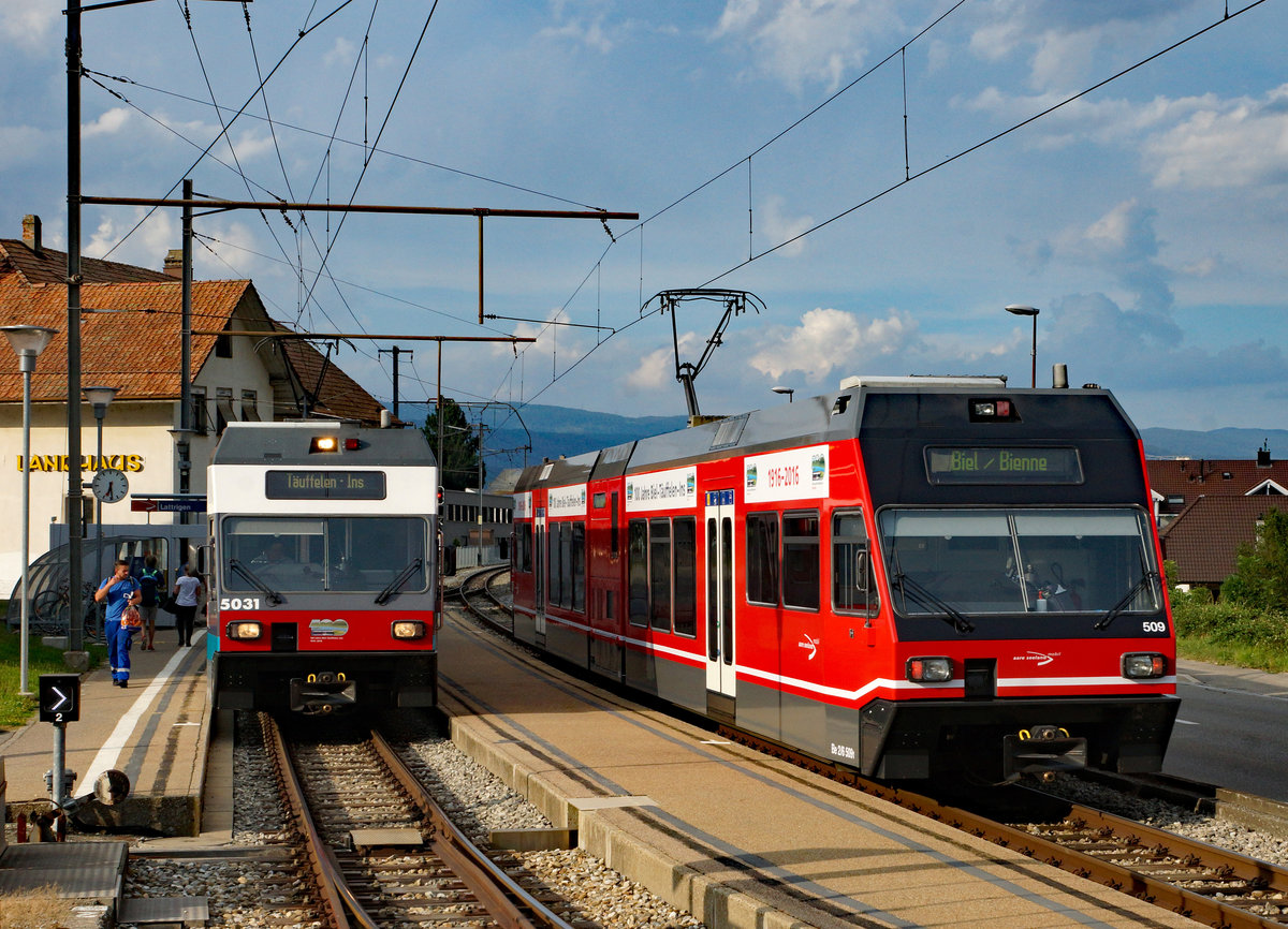 ASm: Zugskreuzung in Lattrigen am 15. August 2016 mit den Be 2/6 5031 und Be 2/6 509. Besonders zu beachten sind das Jubiläumslogo auf der Stirnfront vom Triebzug 5031 sowie das neue Erscheinungsbild der ASm im Seeland für das nächste Jahrhundert.
Foto: Walter Ruetsch 