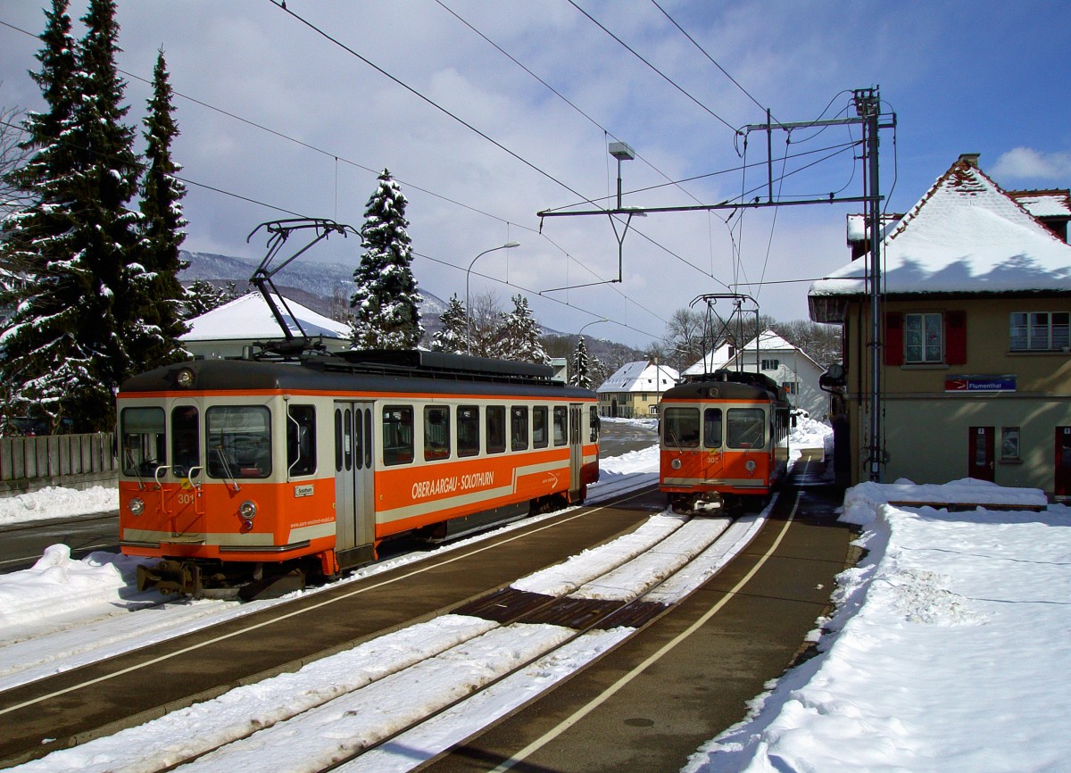 ASm: Zugskreuzungen auf der Strecke Solothurn - Oensingen bzw. Niederbipp EINST und JETZT. Seit der Inbetriebnahme der neuen doppelspurigen Strecke zwischen Flumenthal und Attiswil finden in Flumenthal keine Zugskreuzungen mehr statt. Auch wurde der einstige Bahnhof Flumenthal mit Kreuzungsgeleise und Abstellgeleise zu einer gewöhnlichen Haltestelle mit Halt auf Verlangen umgebaut. Inzwischen wurden die Weichen bereits entfernt und das schmucke historische Bahnhofgebäude soll sogar bald abgerissen werden.  Wegen starken Schneefällen im Februar 2005 verkehrten die Regionalzüge auf den ASm-Strecken ohne Steuerwagen um die Fahrzeiten einzuhalten. Be 4/4 301 und Be 4/4 302 anlässlich einzer Zugskreuzung in Flumenthal am 14. Februar 2005.
Foto: Walter Ruetsch  