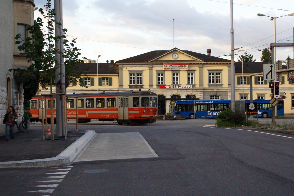 ASm/BSU/SBB: Am Morgen des 22. Juni 2007 um 06:10h war die Welt noch in Ordnung, als sich ASm und BSU in Solothurn-HB vor dem Bahnhofsgebäude der SBB trafen.
Foto: Walter Ruetsch