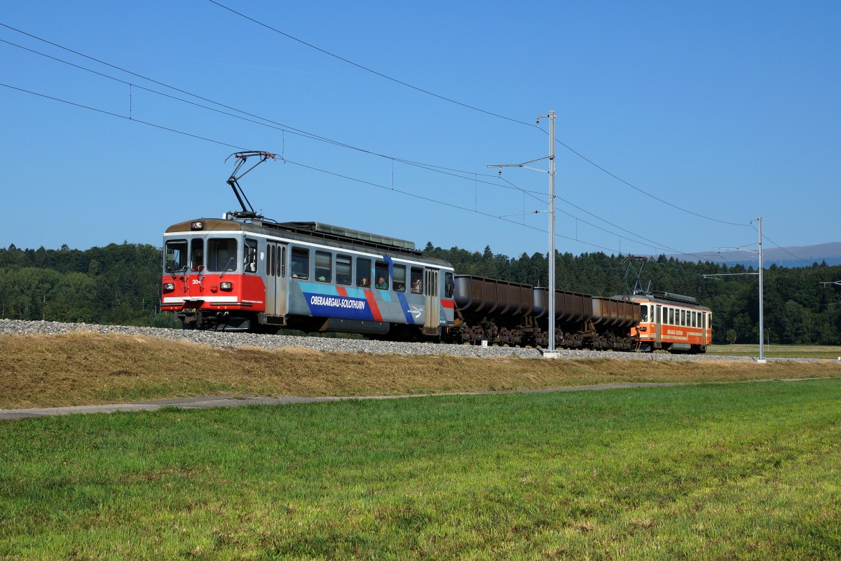 ASm/BTI: Am Tag der offenen Tür der Firma HURNI AG in Sutz waren die Publikumsfahrten nach Finsterhennen mit dem Kieszug bei den Besuchern sehr beliebt. Kiespendelzug mit den Be 4/4 304 und Be 4/4 302 (ehemals SNB Nummern 86  WIEDLISBACH  und 84) zwischen Lüscherz und Siselen am 22. August 2015.
Foto: Walter Ruetsch