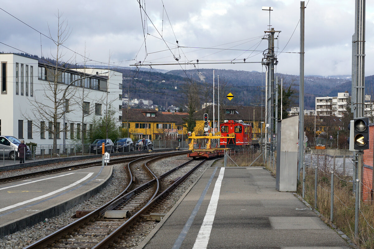 ASm/BTI Bahnhof Nidau mit dem abgestellten Bauzug bestehend aus dem Tm 2/2 541 + Ua 604 + Ua 602 am 6. Januar 2022.
Foto: Walter Ruetsch 