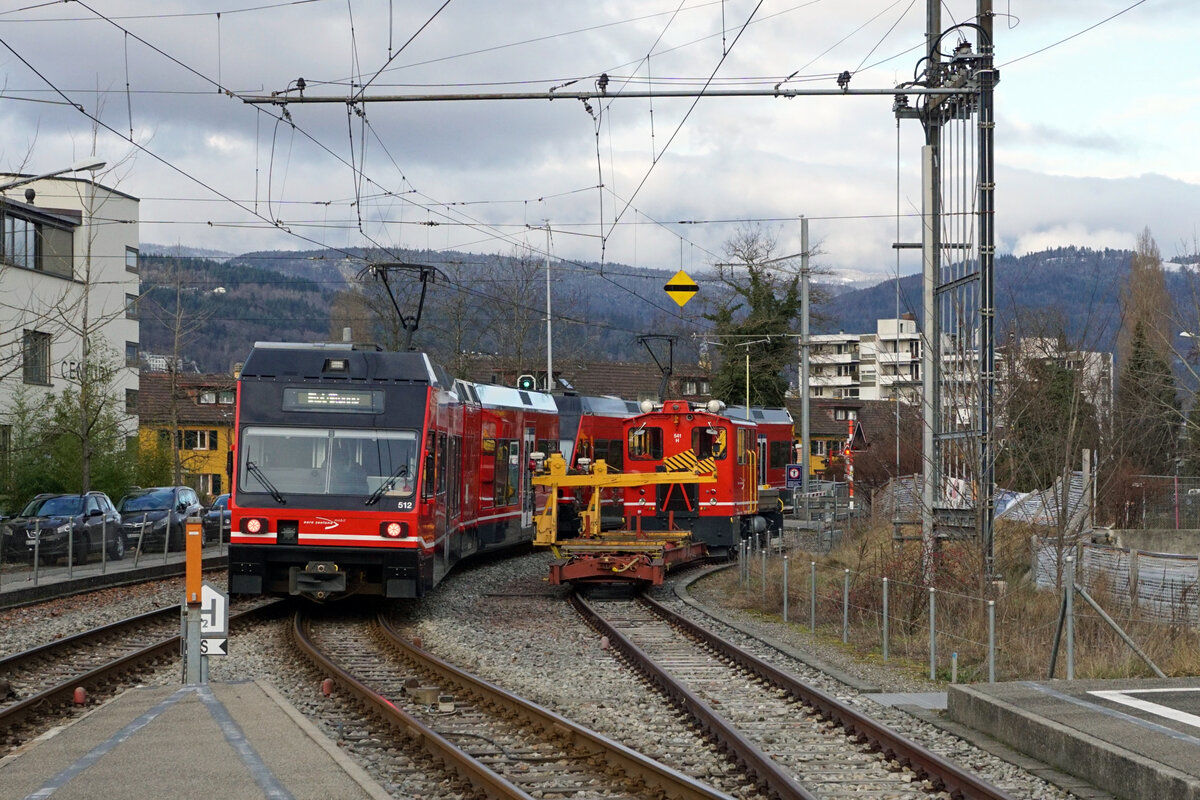 ASm/BTI Bauzug bestehend aus dem Tm 2/2 541 + Ua 604 + Ua 602 anlässlich einer Begegnung mit einem Langzug Ins-Biel in Nidau am 6. Januar 2022.
Zusammentreffen dieser Art kommen in Nidau eher selten vor.
Foto: Walter Ruetsch