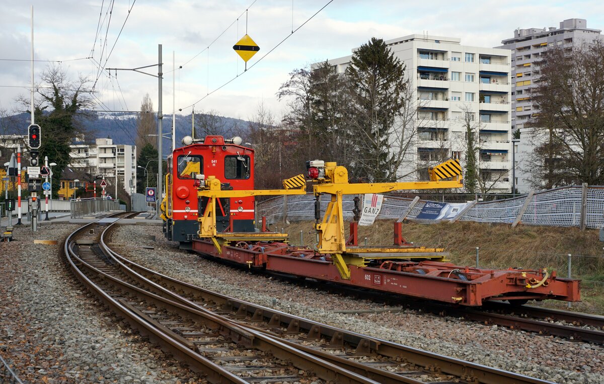 ASm/BTI Bauzug bestehend aus dem Tm 2/2 541 + Ua 604 + Ua 602 in Nidau abgestellt am 6. Januar 2022.
Foto: Walter Ruetsch
