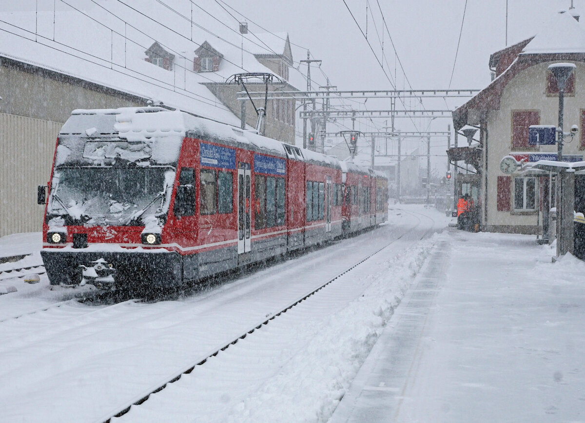 ASm/BTI GTW Be 2/6 Langzug in winterlicher Stimmung auf den nächsten Einsatz wartend in Täuffelen am 10. Dezember 2021.
Foto: Walter Ruetsch