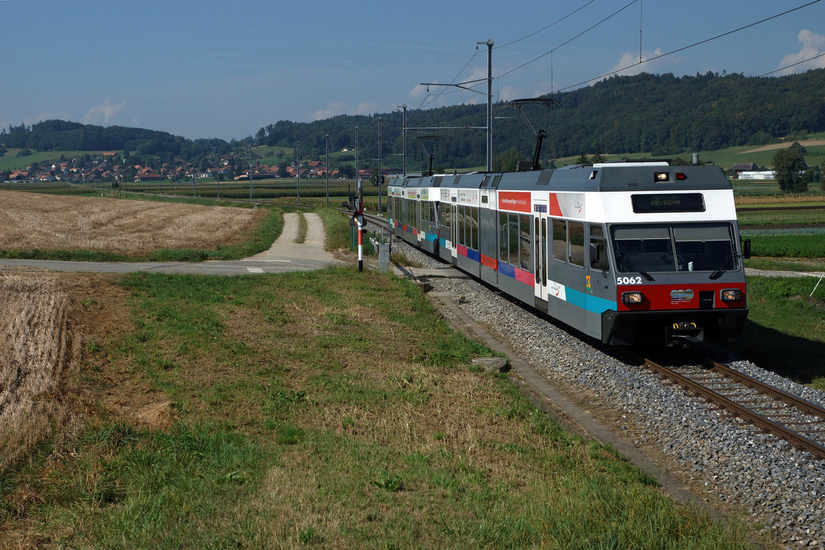 ASm/BTI: Heute vor einer Woche am 10. September 2016 feierte die ASm das Jubifest 100 Jahre Biel-Täuffelen-Ins in Siselen. Gefeiert wurde in und neben der neuen Werkstätte. Von den vielen Attraktionen waren die zahlreichen Abschiedsfahrten zwischen Siselen und Ins mit dem BRe 4/4 516 (ehemals BFe 4/4 6)  ANKERSTUBE  sowie die Publikumsfahrten mit Kieszügen zwischen den Steinbrüchen Siselen und Sutz sehr beliebt. Natürlich durfte auch die Kinderdampfbahn nicht fehlen und für die vielen Festbesucher wurde sogar bei der neuen Haltestelle Siselen der rote Teppich ausgerollt. Speziell zu beachten ist der Jubiläumskleber mit der Zahl  100  auf der Stirnfront der GTW'S.
Foto: Walter Ruetsch