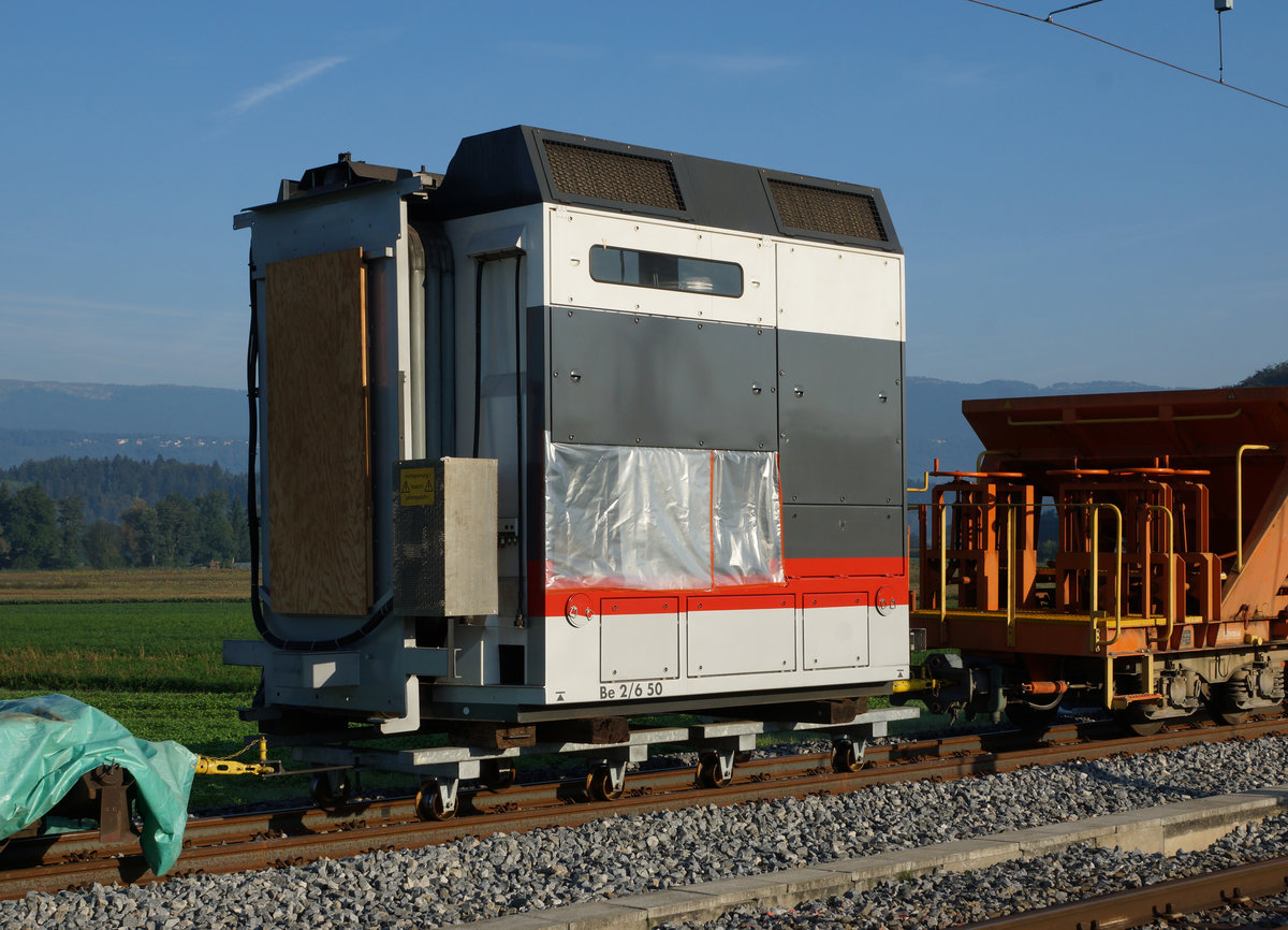 ASm/BTI: Heute vor einer Woche am 10. September 2016 feierte die ASm das Jubifest 100 Jahre Biel-Täuffelen-Ins in Siselen. Gefeiert wurde in und neben der neuen Werkstätte. Von den vielen Attraktionen waren die zahlreichen Abschiedsfahrten zwischen Siselen und Ins mit dem BRe 4/4 516 (ehemals BFe 4/4 6)  ANKERSTUBE  sowie die Publikumsfahrten mit Kieszügen zwischen den Steinbrüchen Siselen und Sutz sehr beliebt. Natürlich durfte auch die Kinderdampfbahn nicht fehlen und für die vielen Festbesucher wurde sogar bei der neuen Haltestelle Siselen der rote Teppich ausgerollt. Sehr speziell war der ausgestellte GTW-Reserveantrieb.
Foto: Walter Ruetsch