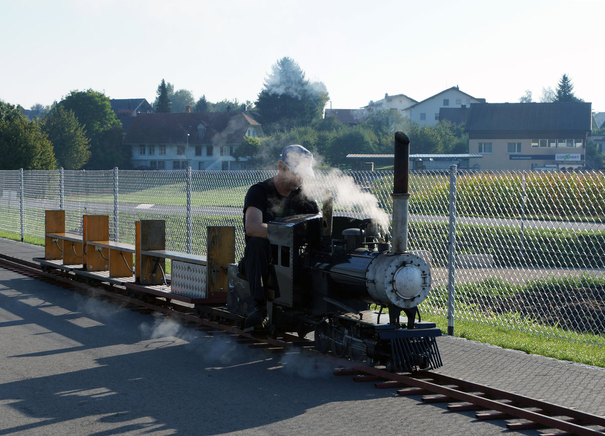 ASm/BTI: Heute vor einer Woche am 10. September 2016 feierte die ASm das Jubifest 100 Jahre Biel-Täuffelen-Ins in Siselen. Gefeiert wurde in und neben der neuen Werkstätte. Von den vielen Attraktionen waren die zahlreichen Abschiedsfahrten zwischen Siselen und Ins mit dem BRe 4/4 516 (ehemals BFe 4/4 6)  ANKERSTUBE  sowie die Publikumsfahrten mit Kieszügen zwischen den Steinbrüchen Siselen und Sutz sehr beliebt. Natürlich durfte auch die Kinderdampfbahn nicht fehlen und für die vielen Festbesucher wurde sogar bei der neuen Haltestelle Siselen der rote  Teppich ausgerollt. Die Kinderdampfbahn wurde auf der ersten Probefahrt verewigt.
Foto: Walter Ruetsch