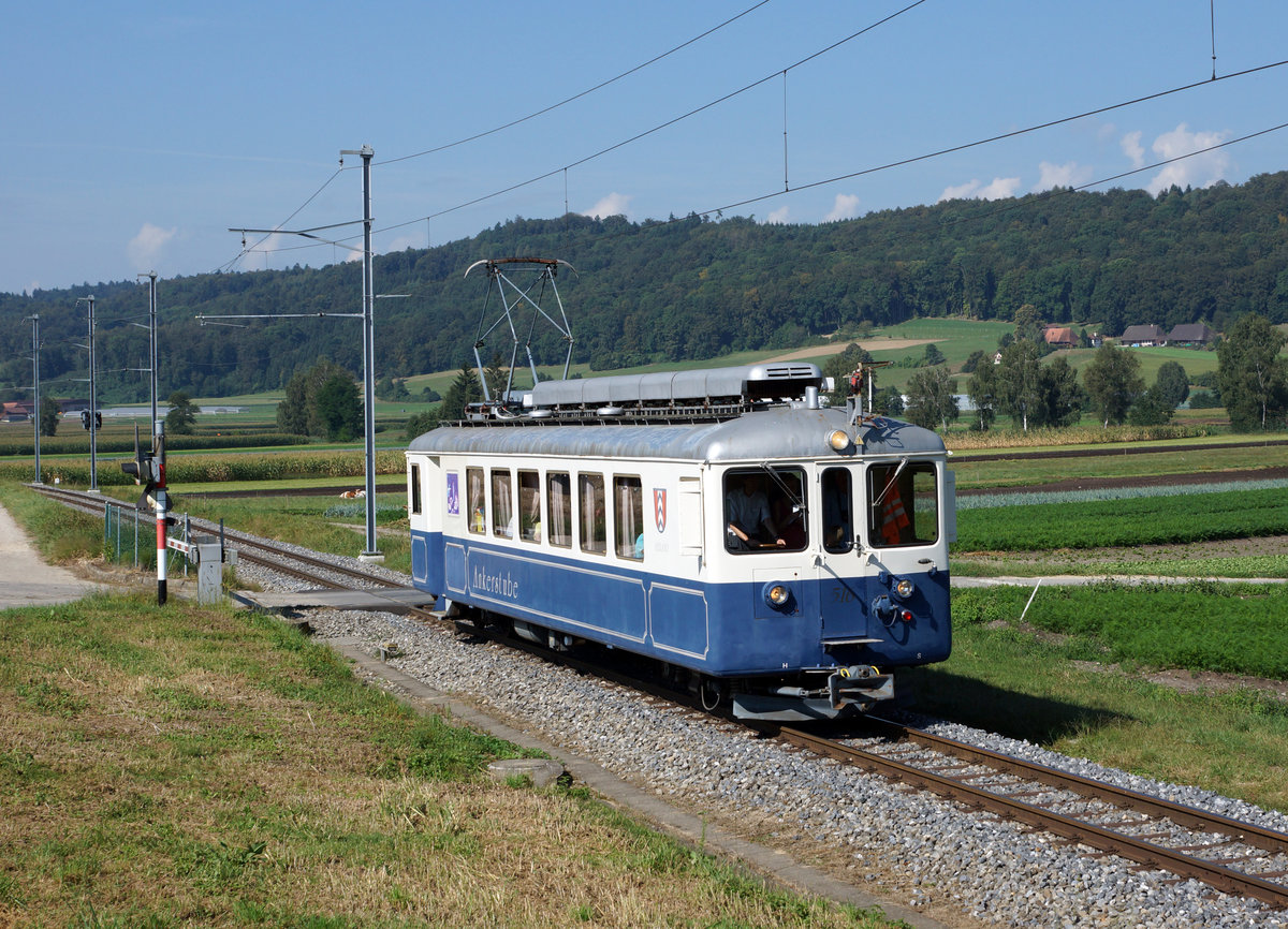 ASm/BTI: Heute vor einer Woche am 10. September 2016 feierte die ASm das Jubifest 100 Jahre Biel-Täuffelen-Ins in Siselen. Gefeiert wurde in und neben der neuen Werkstätte. Von den vielen Attraktionen waren die zahlreichen Abschiedsfahrten zwischen Siselen und Ins mit dem BRe 4/4 516 (ehemals BFe 4/4 6)  ANKERSTUBE  sowie die Publikumsfahrten mit Kieszügen zwischen den Steinbrüchen Siselen und Sutz sehr beliebt. Natürlich durfte auch die Kinderdampfbahn nicht fehlen und für die vielen Festbesucher wurde sogar bei der neuen Haltestelle Siselen der rote Teppich ausgerollt.
Foto: Walter Ruetsch