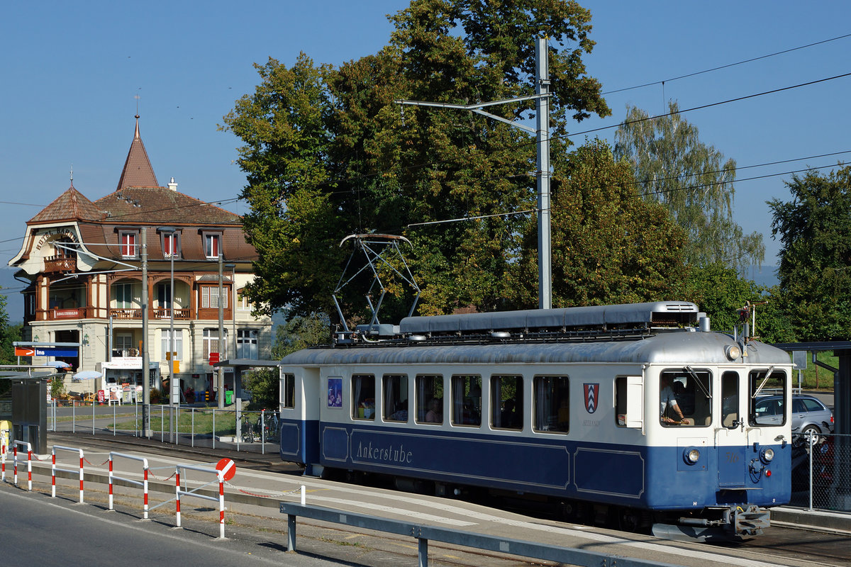 ASm/BTI: Heute vor einer Woche am 10. September 2016 feierte die ASm das Jubifest 100 Jahre Biel-Täuffelen-Ins in Siselen. Gefeiert wurde in und neben der neuen Werkstätte. Von den vielen Attraktionen waren die zahlreichen Abschiedsfahrten zwischen Siselen und Ins mit dem BRe 4/4 516 (ehemals BFe 4/4 6)  ANKERSTUBE  sowie die Publikumsfahrten mit Kieszügen zwischen den Steinbrüchen Siselen und Sutz sehr beliebt. Natürlich durfte auch die Kinderdampfbahn nicht fehlen und für die vielen Festbesucher wurde bei der neuen Haltestelle Siselen sogar der rote Teppich ausgerollt.
Foto: Walter Ruetsch
