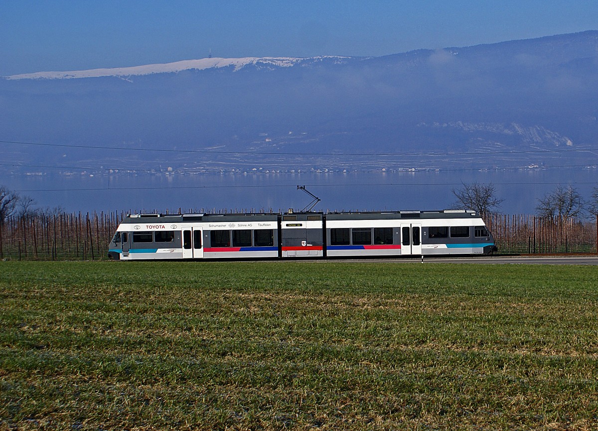 ASm/BTI: Mit der BTI im Seeland unterwegs im WINTER 2008. Regionalzug Biel-Täuffelen-Ins mit Be 2/6 vor der Kulisse des Bielersees bei Mörigen am 29. Dezember 2008. Im Hintergrund zu erkennen ist der bereits verschneite Chasseral (1607 m ü.M.), der höchste Punkt im Berner Jura. 
Foto: Walter Ruetsch   