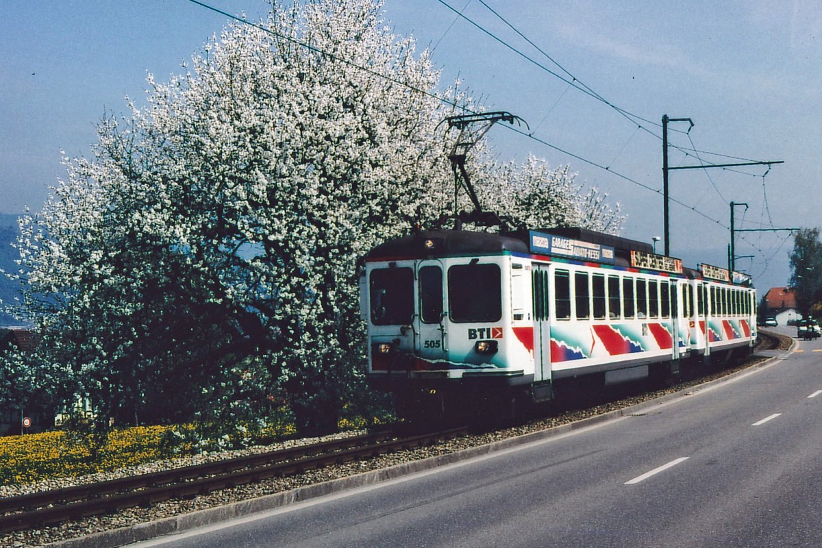 ASm/BTI: Mit der BTI zur Kirschblüte EINST UND JETZT. Regionalzug mit dem Be 4/4 505 (1970) bei Mörigen im April 1990. Diese Fahrzeuge waren bis 1974/1978 bei der damaligen SZB heute RBS im Einsatz.
Foto: Walter Ruetsch 