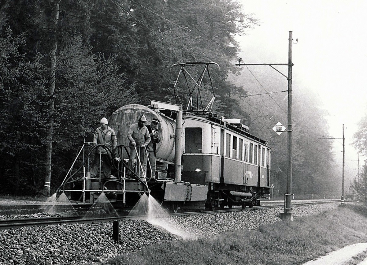 ASm/BTI: Unkrautvertilgungszüge gehörten zum Frühlung wie die Schneeräumung zum Winter. BTI BDe 4/4 13 ex SZB BDe 4/4 13 (1924) mit dem Unkrautvertilgungszug auf der Fahrt nach Ins. Die Aufnahme ist am 4. Mai 1989 bei Lüscherz entstanden. Für diese eher minderwertige Aufgabe standen bei den meisten Bahnen ältere Triebwagen oder auch Diesellokomotiven im Einsatz, da auch nicht elektrifizierte Geleiseanlagen abgefahren wurden. Wegen strengeren Vorschriften sind Züge solcher Art aus dem Bahnverkehr verschwunden.
Foto: Walter Ruetsch 