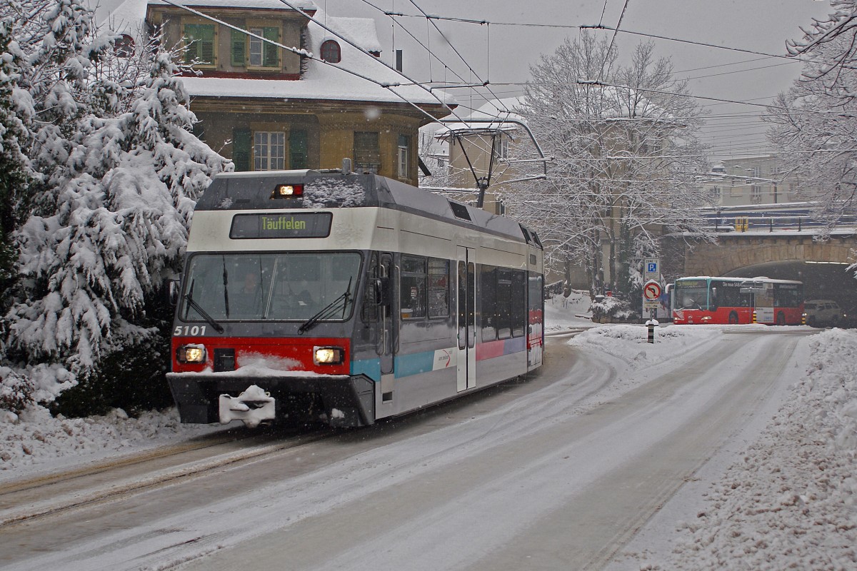 ASm/BTI: Zwei Tage später, am 31. Dezember 2008 ist der harte Winter endlich auch in Biel angekommen. Die starken Schneefälle sorgten für eine echte Herausforderung für das Personal der öffentlichen Verkehrsmittel. Be 2/6 5101 auf der Fahrt nach Täuffelen. Die Aufnahme ist kurz vor Nidau entstanden.
Foto: Walter Ruetsch