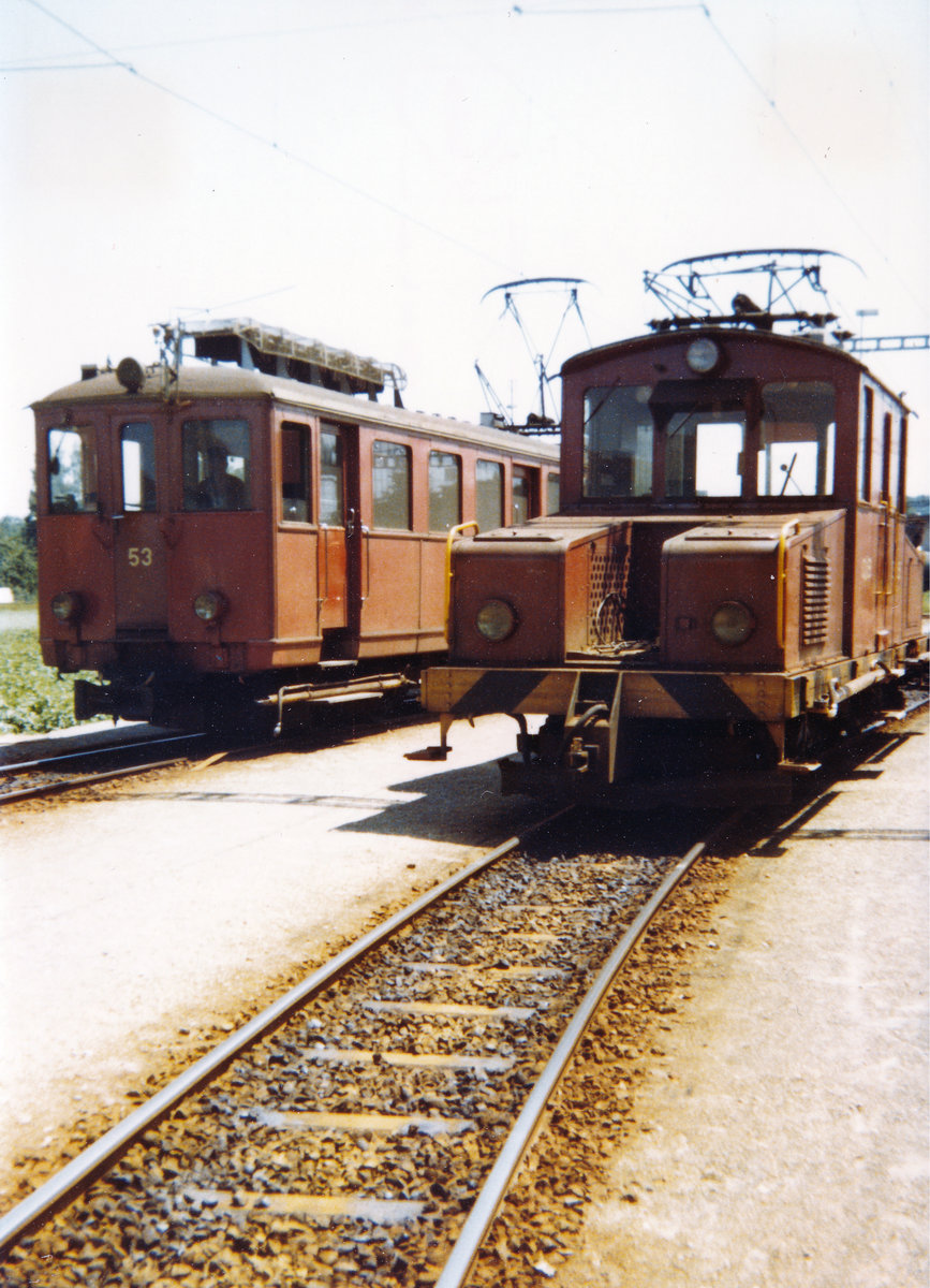 ASm/OJB: De 4/4 53 und Ge 4/4 56 während der Mittagspause in der Güteranlage Langenthal am 6. Juli 1979.
Triebwagen und Lokomotive wurden von der damaligen Langenthal-Melchnau-Bahn (LMB) im Jahre 1917 in Betrieb genommen.
Foto: Walter Ruetsch