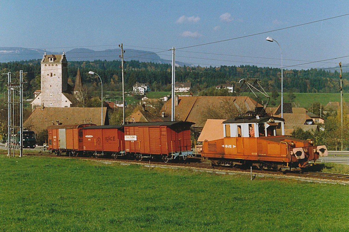 ASm/OJB: Einmaliger OJB Schmalspur Güterzug bestehend aus der Ge 4/4 126, 1917 (ehemals LMB 56), dem ex LMB K36 (1917), dem ex LJB K 31 (1907) sowie dem ex SNB J 39 (1918). Die vom Lokführer sowie dem grossen Bahnfreund Andreas Bögli geführte  RARITAET  wurde im April 1985 vor der Kulisse des Schlosses Aarwangen verewigt. Damals standen diese Güterwagen schon seit längerer Zeit auf dem Abstellgeleise, da der Stückgutverkehr auf die Strasse verlagert wurde. Verwendung fanden diese drei Oldtimer im Jahre 1985 anlässlich einer Übung der Schweizer Armee in Bannwil
Foto: Walter Ruetsch    