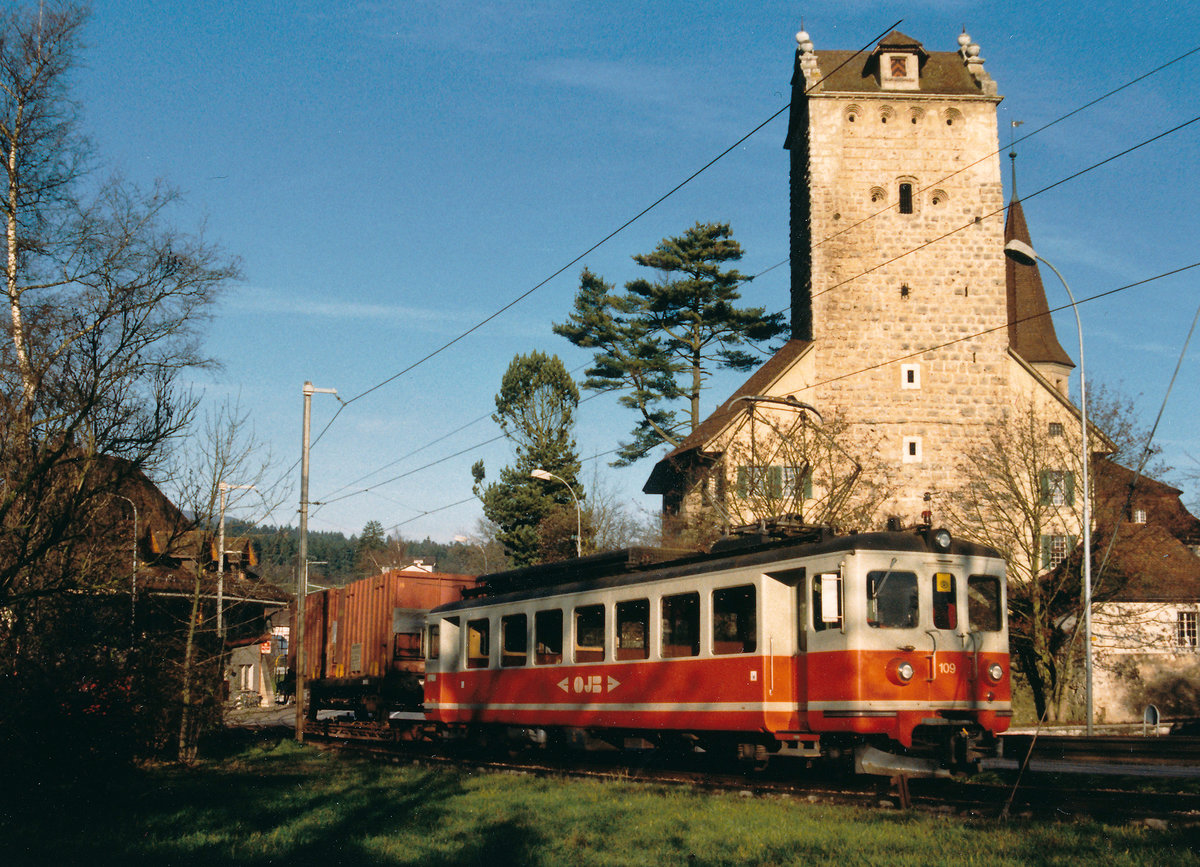 ASM/OJB: Rollschemelzug Niederbipp - Langenthal mit dem Be 4/4 109, ehemals Biasca Acquarossa Bahn, BA vor der Kulisse des Schlosses Aarwangen im November 1986.
Foto: Walter Ruetsch