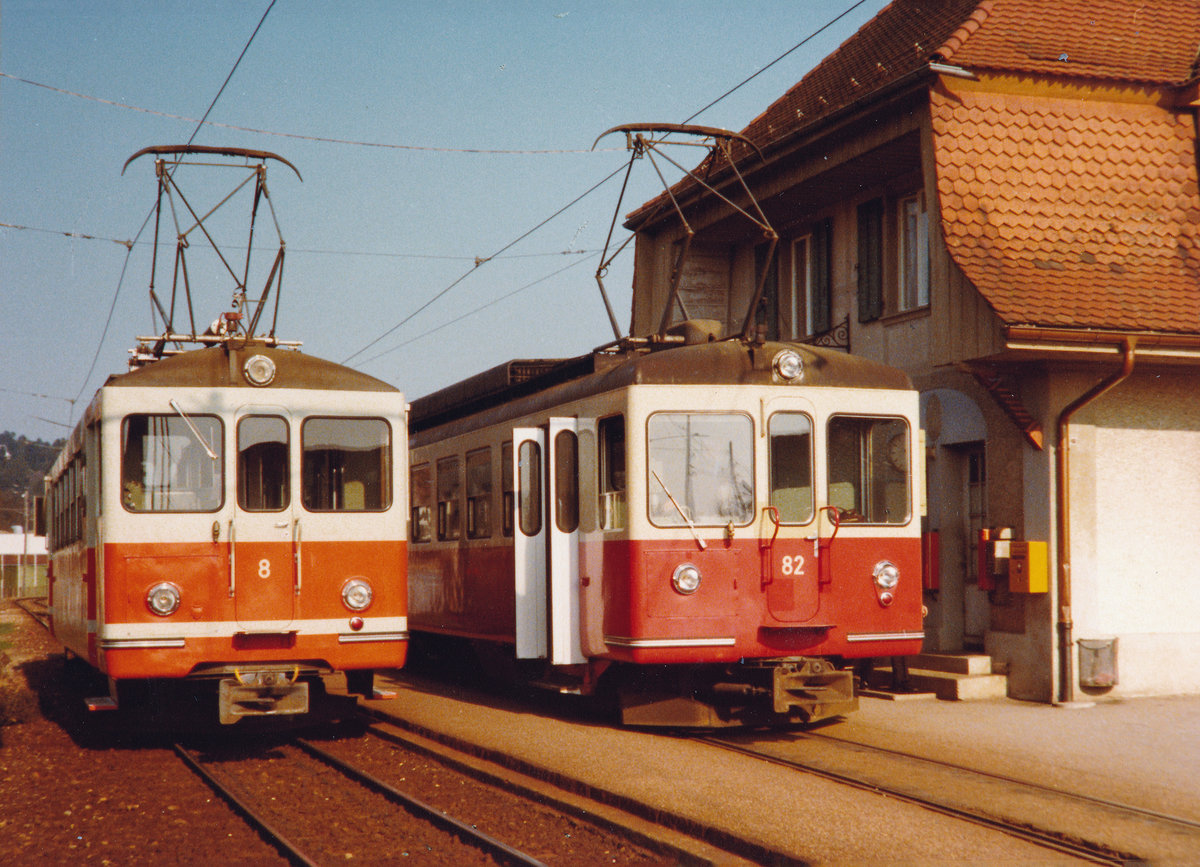 ASm/OJB/LMB: Als die Züge noch von Langenthal bis Melchnau verkehrten, fanden die Zugkreuzungen in Roggwil Dorf statt. Am 12. April 1980 standen die Be 4/4 8  Melchnau  und Be 4/4 82 auf der Melchnauerstrecke im Einsatz.
Foto: Walter Ruetsch
