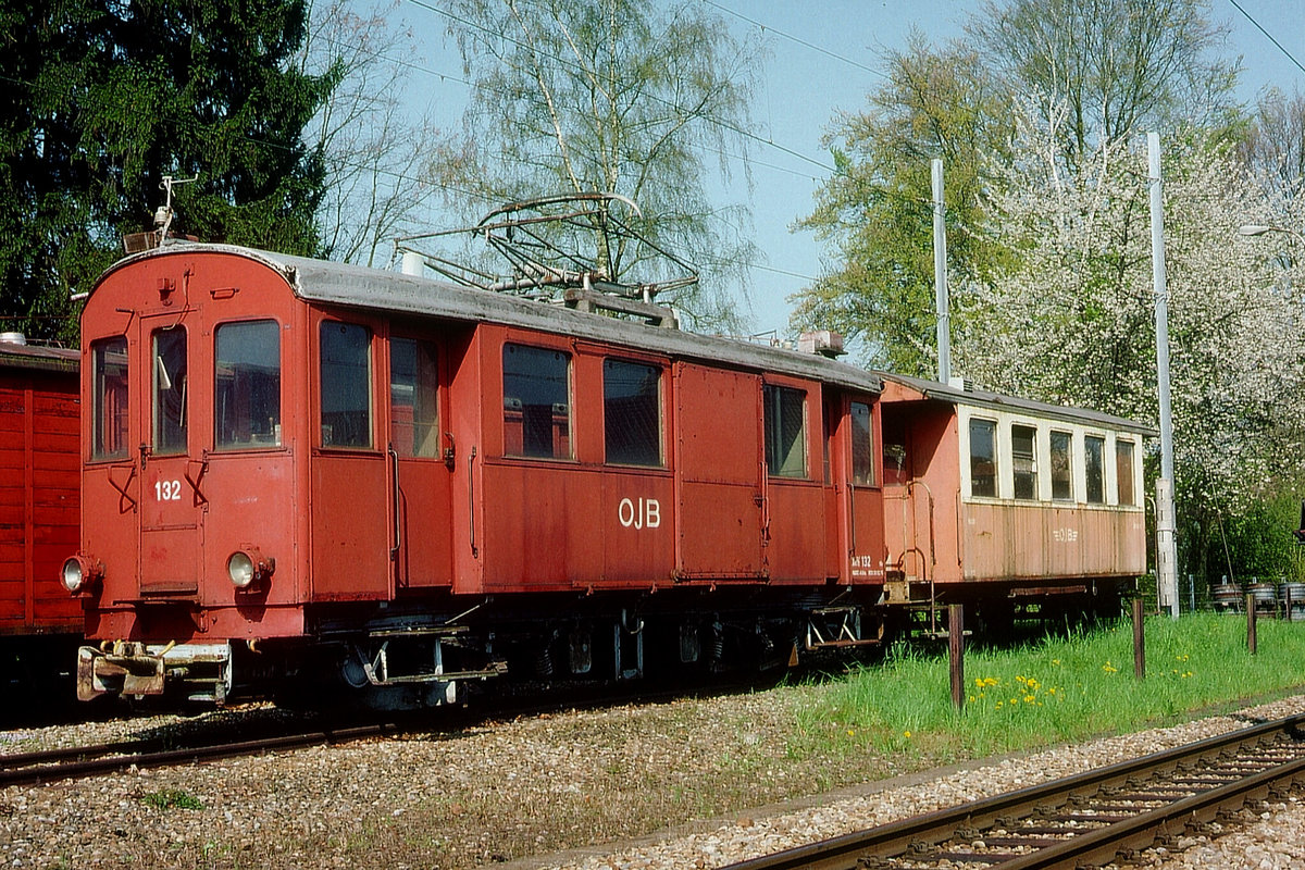 ASm/OJB/LMB: Eine Original-Zugskomposition der damaligen LMB bestehend aus dem OJB Xe 2/2 132  Melchnauerli  und dem OJB B2 16 in Langenthal im April 1989.
Foto: Walter Ruetsch