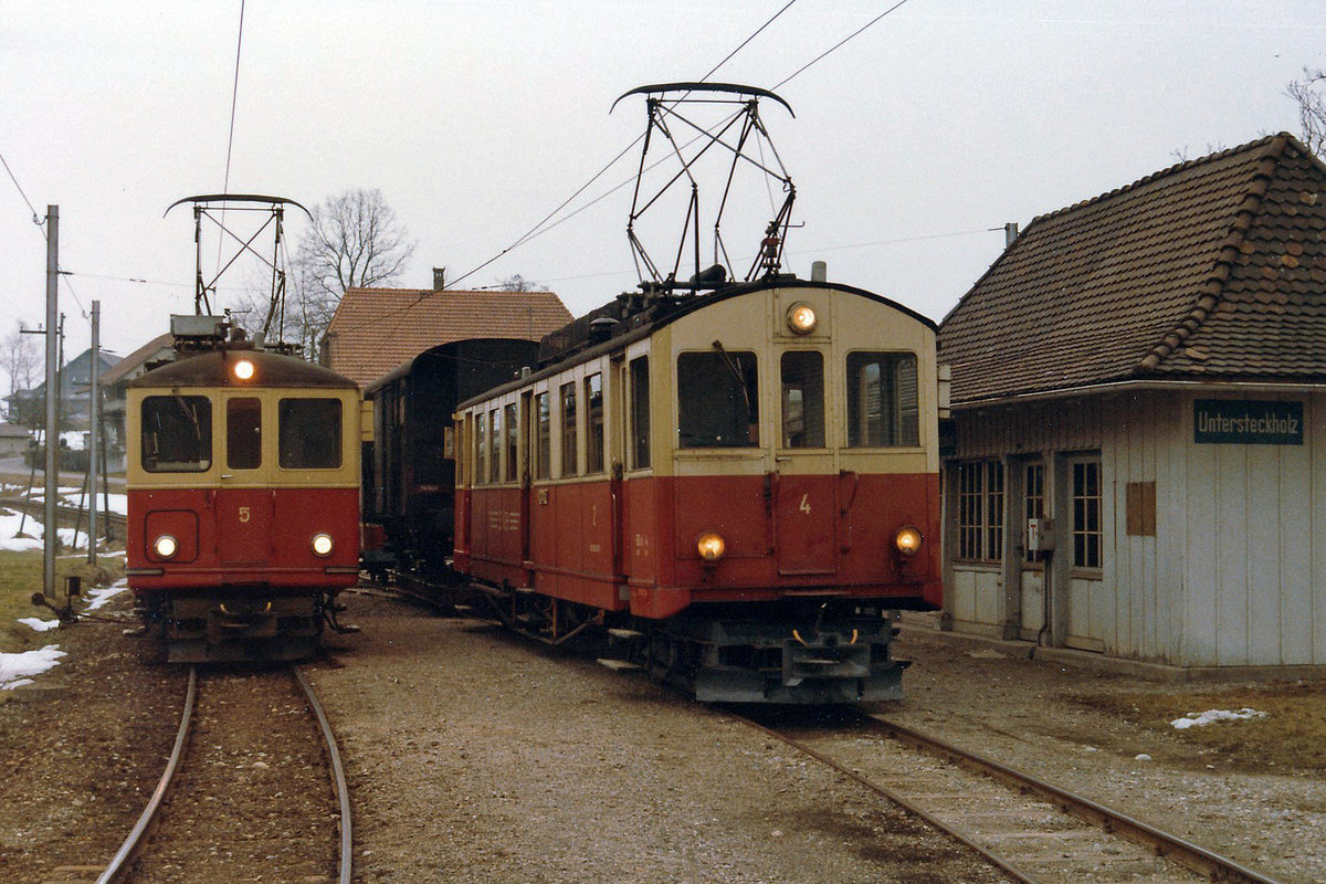 ASM/OJB/LMB: EINST UND JETZT. Die LMB-Strecke Langenthal-Melchnau wurde im Jahre 1917 eröffnet. Im Jahre 1982 erfolgte die Umstellung des Personenverkehrs zwischen St. Urban und Melchnau auf Busbetrieb. Eine Verlängerung des Bahnbetriebes bis St. Urban Ziegelei erfolgte 1989. Für den Güterverkehr (Normalspurwagen auf Rollböcken) sowie Personen-Extrazüge konnte die Strecke nach Melchnau weiterhin betrieben werden. Die Aufhebung der Konzession für den Streckenabschnitt St. Urban Ziegelei-Melchnau Fabrik erfolgte im Jahre 2012 sowie der Abbau von Geleisen und Fahrleitung im Winter 2015.
Grossverkehr auf der Station Untersteckholz im Jahre 1984 mit BDe 4/4 4 und BDe 4/4 5 (ehemals SNB).
Foto: Walter Ruetsch  