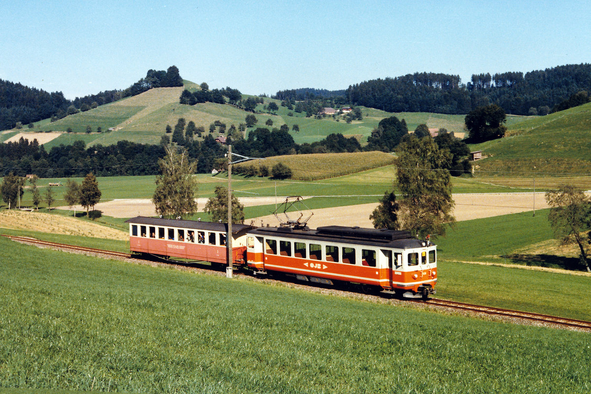 ASm/OJB/LMB: OJB Be 4/4 80 ehemals Biasca Acquarossa Bahn, BA mit SNB B4 20 bei Melchnau im September 1985.
Foto: Walter Ruetsch