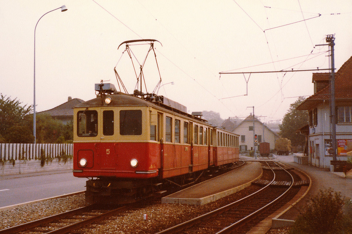 ASm/SNB: Aare Seeland Mobil.
100 JAHRE BIPPERLISI.
Eröffnet wurde der Bahnbetrieb von Niederbipp bis Solothurn Baseltor am 9. Januar 1918. Gefeiert wird am 28. April 2018 in Niederbipp.
Morgenzug bei Flumenthal mit dem BDe 4/4 5 aus dem Jahre 1918 und dem B4 20 auf der Fahrt nach Solothurn im August 1979.
Foto: Walter Ruetsch 
 