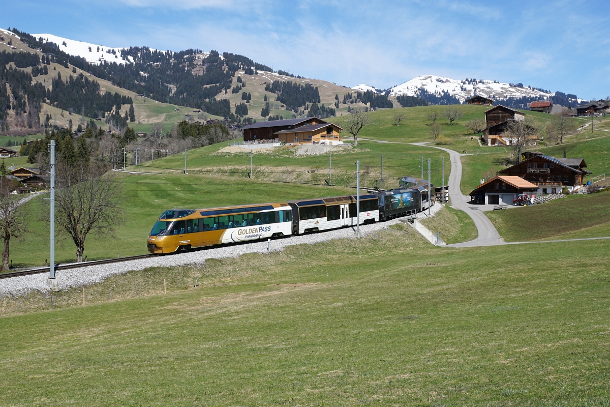 Ast 152 passiert am 12.04.2015 an der Spitze des D 2119 die Fotokurve zwischen Gruben und Gstaad.